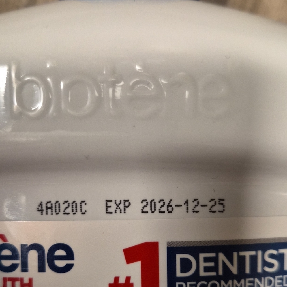 Fresh Mint Oral Rinse - White and Blue - Picture 7 of 10
